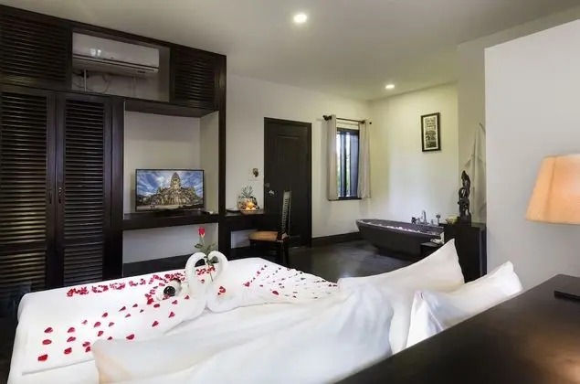 Deluxe Tek Büyük Yataklı Oda, Balkon, Havuz Manzaralı