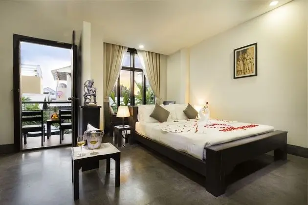 Deluxe Tek Büyük Yataklı Oda, Balkon, Havuz Manzaralı