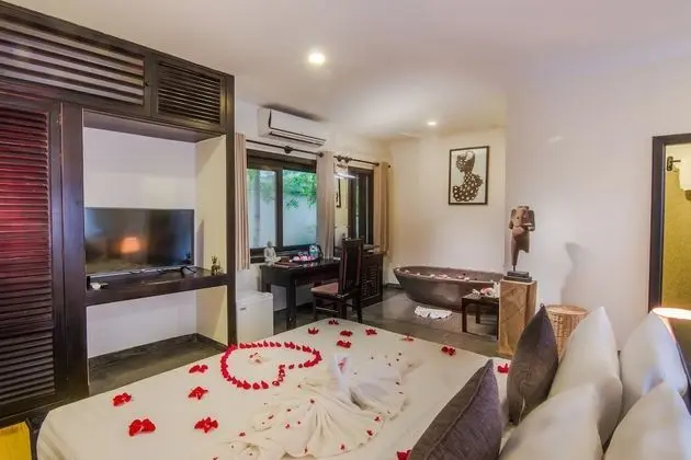 Deluxe Tek Büyük Yataklı Oda, Balkon, Havuz Manzaralı