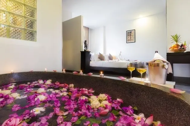 Deluxe Tek Büyük Yataklı Oda, Balkon, Havuz Manzaralı