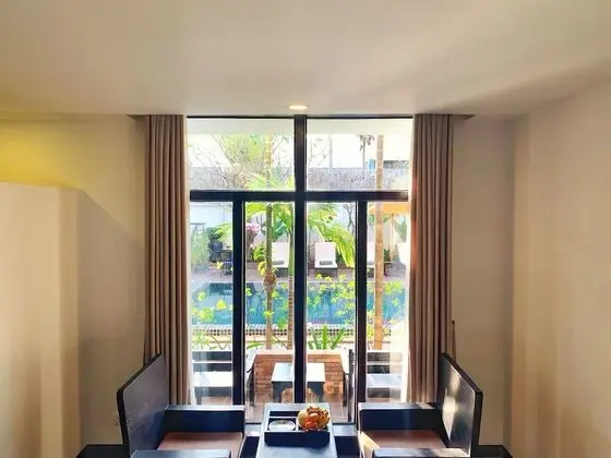 Deluxe Tek Büyük Yataklı Oda, Havuz Kenarı