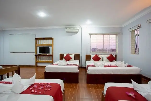 Grand Deluxe Family, 6 Adults - Free Airport Pickup