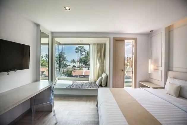 Deluxe Tek Büyük Yataklı Oda, Kısmi Deniz Manzaralı
