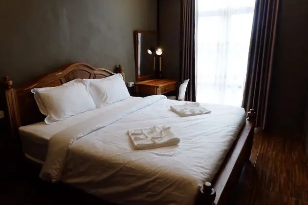 Private Double Room with Shared Bathroom