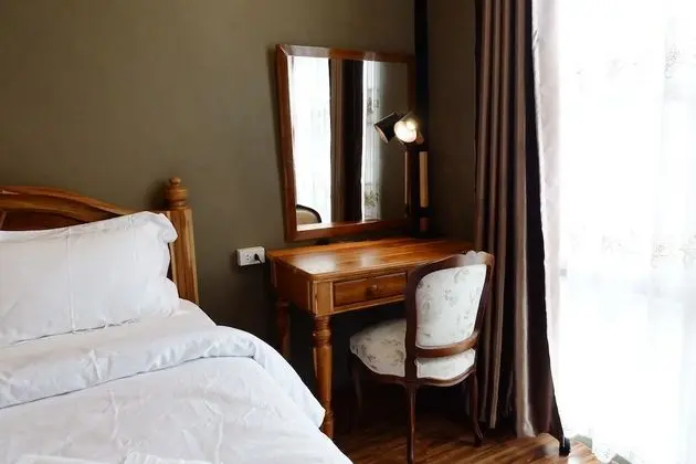 Private Double Room with Shared Bathroom