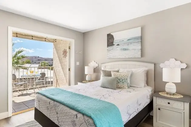 Daire, 1 Büyük (Queen) Boy Yatak ve Çekyat, Balkon, Havuz Manzaralı