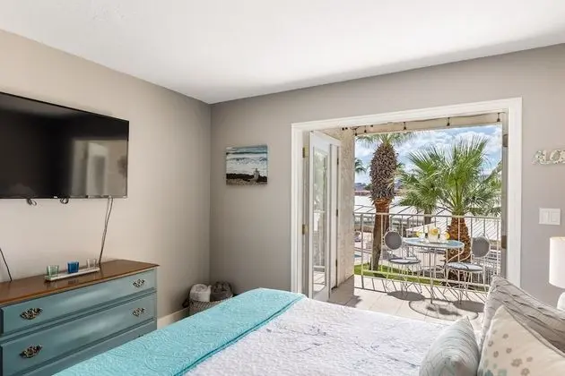 Daire, 1 Büyük (Queen) Boy Yatak ve Çekyat, Balkon, Havuz Manzaralı