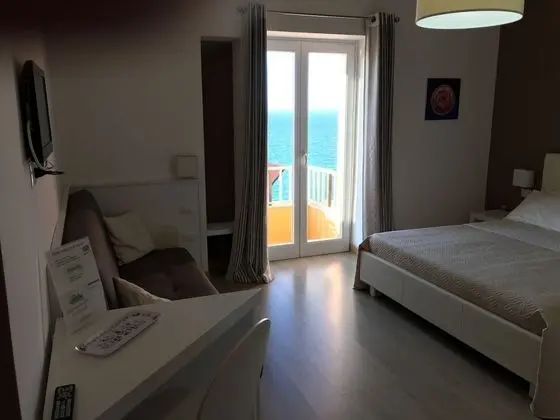 Üç Kişilik Oda (Sole)