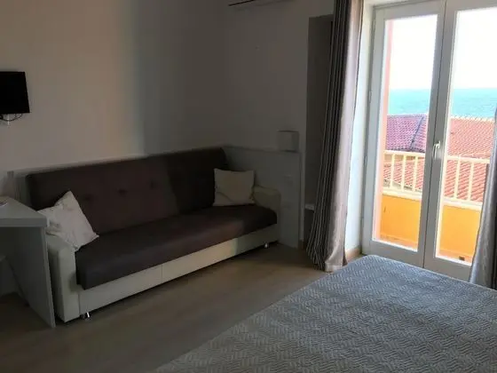 Üç Kişilik Oda (Sole)