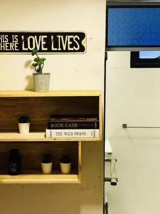 İki Ayrı Yataklı Oda, Ortak Banyo