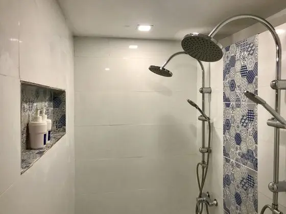 İki Ayrı Yataklı Oda, Ortak Banyo