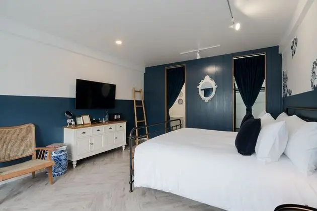 Deluxe Double Bed with Bathtub