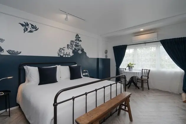 Deluxe Double Bed with Bathtub