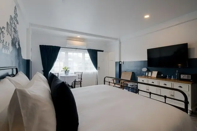 Deluxe Double Bed with Bathtub