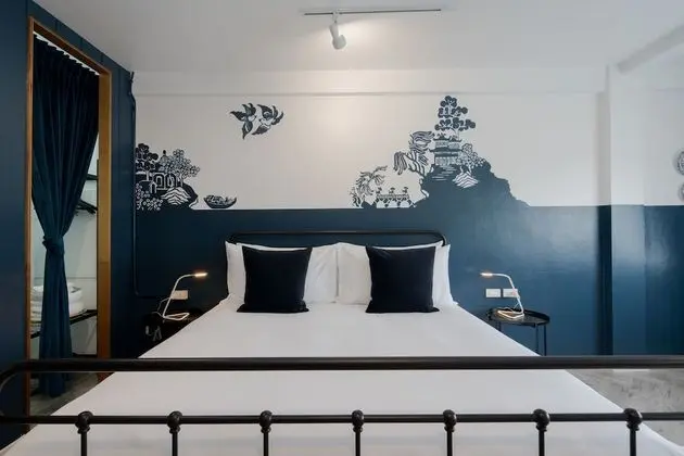 Deluxe Double Bed with Bathtub