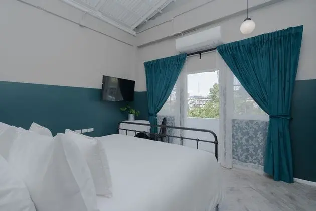 Deluxe Double Bed with Bathtub
