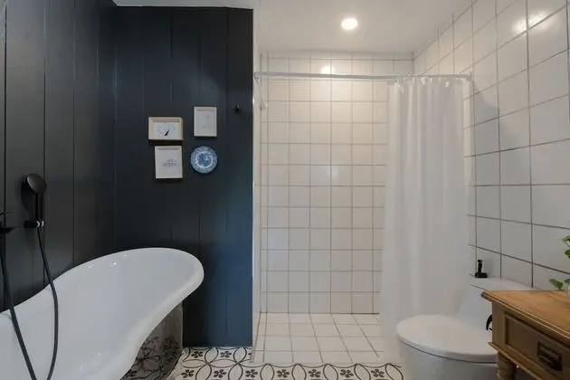 Deluxe Double Bed with Bathtub