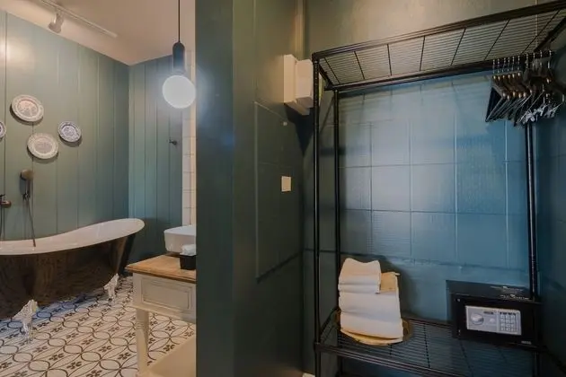 Deluxe Double Bed with Bathtub