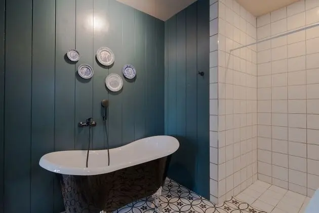 Deluxe Double Bed with Bathtub