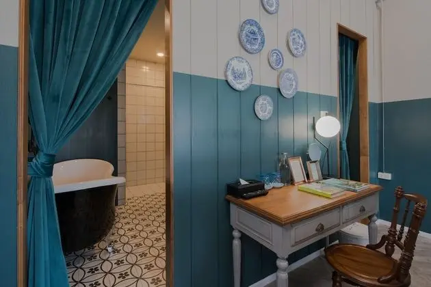 Deluxe Double Bed with Bathtub