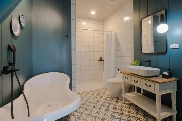 Deluxe Double Bed with Bathtub