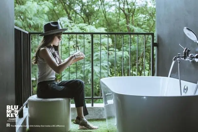 Deluxe Twin with outside Bathtub - Free Co-Working space 24 hrs.