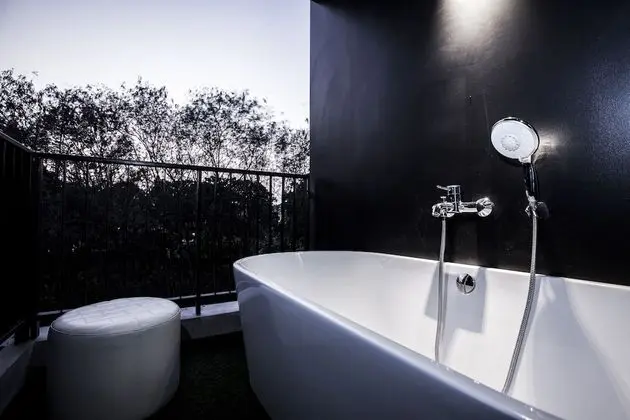 Deluxe Twin with outside Bathtub - Free Co-Working space 24 hrs.