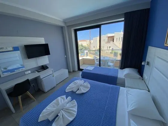 Double Room Pool Front Sharing Pool
