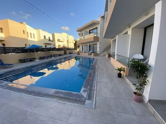 Double Room Pool Front Sharing Pool
