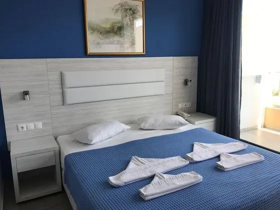 Double Room Pool Front Sharing Pool