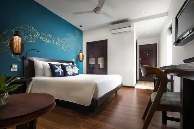 Deluxe Tek Büyük veya İki Ayrı Yataklı Oda, Balkon, Havuz Manzaralı