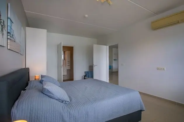 Oceanfront 4 bedroom penthouse