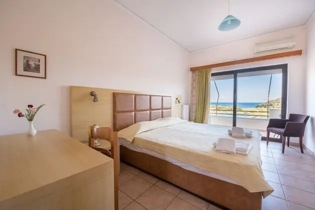 Üç Kişilik Oda, Deniz Manzaralı