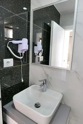 Deluxe Tek Büyük Yataklı Oda, Kısmi Deniz Manzaralı