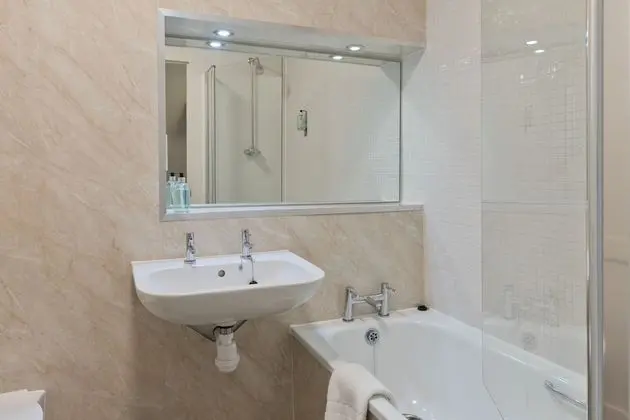 İki Ayrı Yataklı Oda, Banyolu/Duşlu