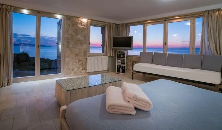 Blue Caves Villas | 4-bedroom Villa DEEP BLUE