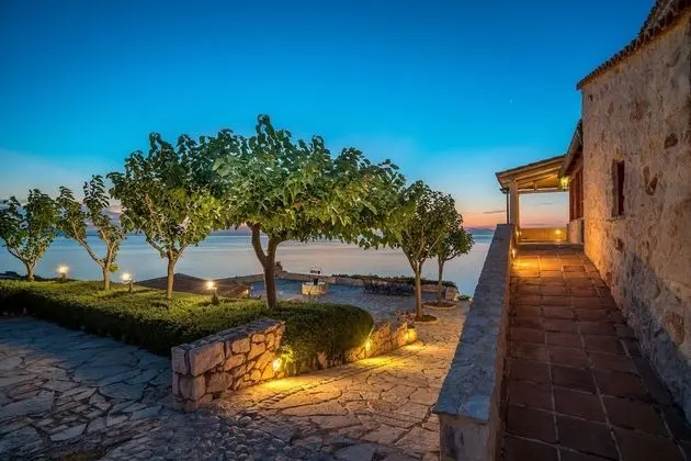 Blue Caves Villas | 4-bedroom Villa DEEP BLUE