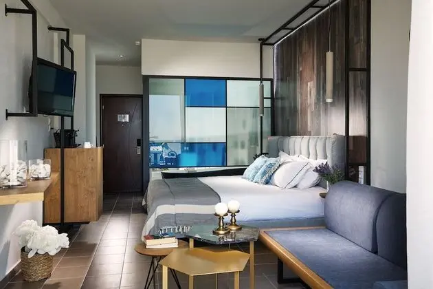 Swim Up suite with sharing pool