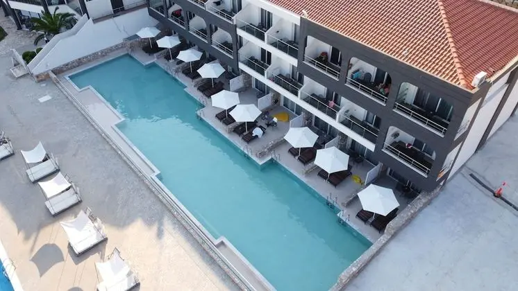 Swim Up suite with sharing pool