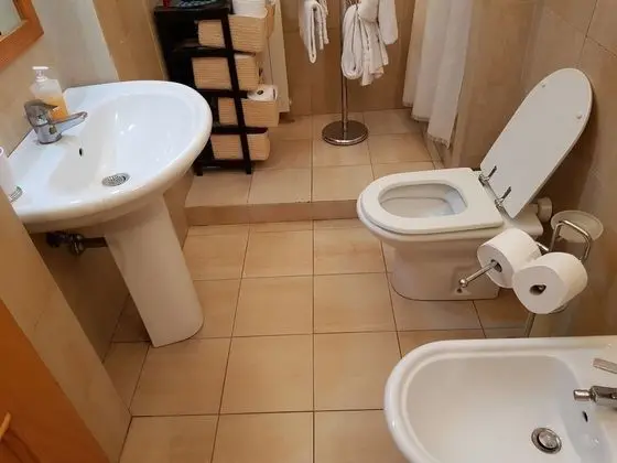 Tek Büyük Yataklı Oda, Ortak Banyo