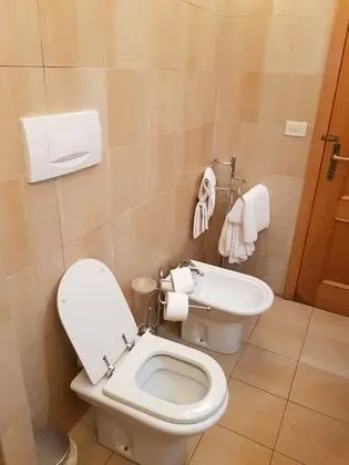 Üç Kişilik Oda, Ortak Banyo