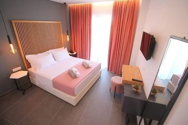 Tek Büyük Yataklı Oda, Havuz Manzaralı, Zemin Kat