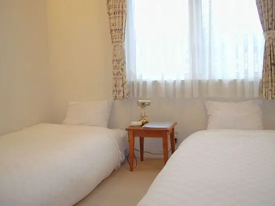 İki Ayrı Yataklı Oda, Ortak Banyo