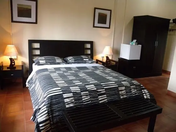 Deluxe Tek Büyük Yataklı Oda, Balkon, Kısmi Deniz Manzarası