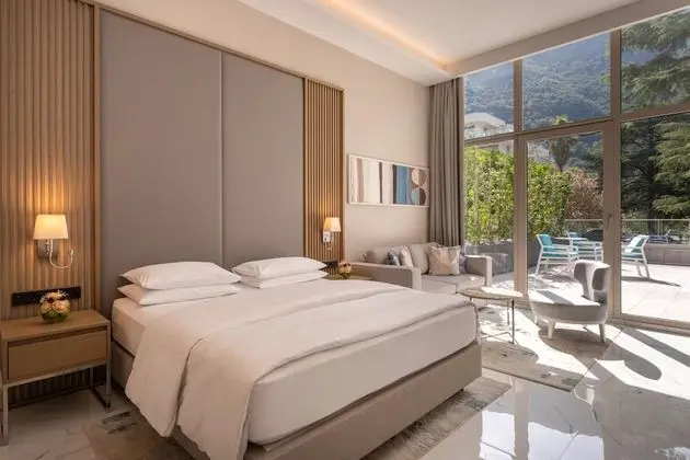 Premium Oda (1 King Bed and 1 Twin Bed)