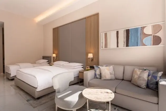 Premium Oda (1 King Bed and 1 Twin Bed)