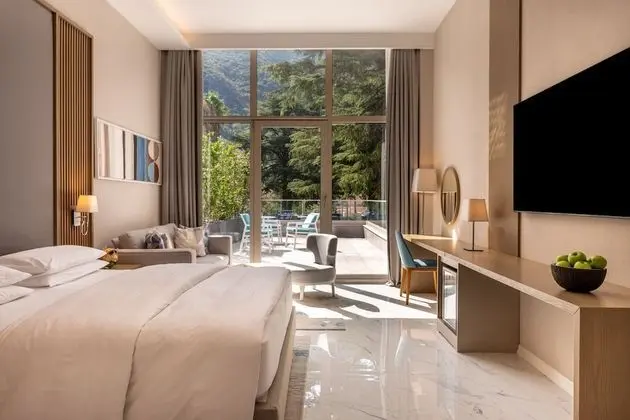 Premium Oda (1 King Bed and 1 Twin Bed)