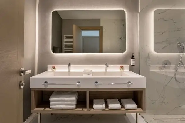 Premium Oda (1 King Bed and 1 Twin Bed)