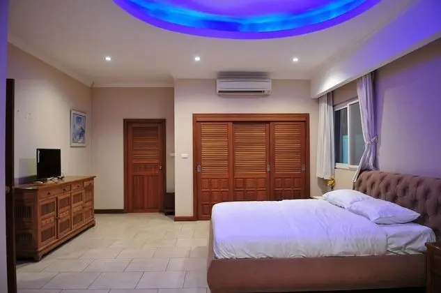 Deluxe 6-Bedroom Villa