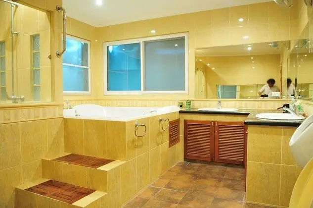 Deluxe 6-Bedroom Villa